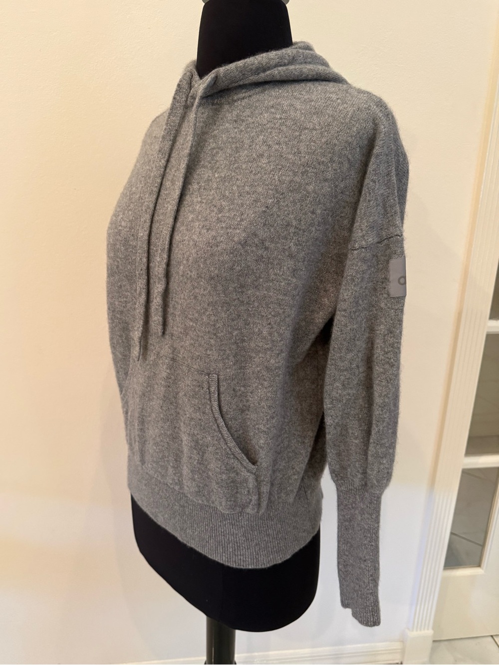 ALO YOGA Cozy Gray Cashmere-Blend Jet Set Hoodie Pullover Sweatshirt S $300 - Picture 8 of 12